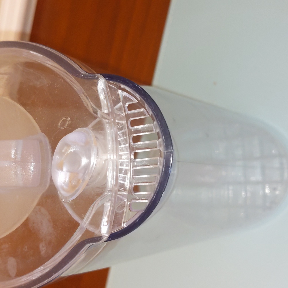 Pampered Chef Clear 2-Quart Quick Stir Pitcher with Attached Vented Stirrer - Picture 4 of 6